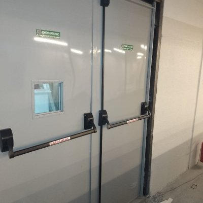 Porta metálica com visor em Água Branca