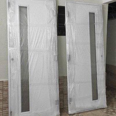 Porta metálica com visor em Cajamar