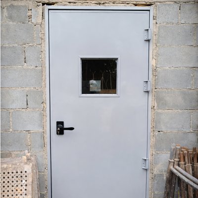 Porta metálica com visor no Jardim Europa