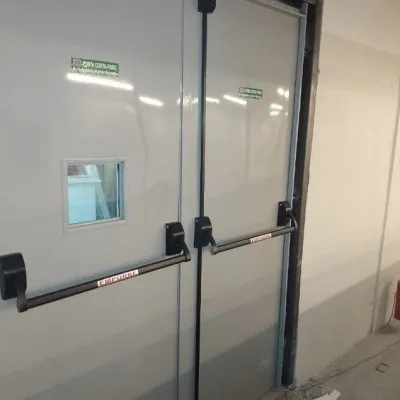 Porta Metálica com Visor e Barra Antipanico